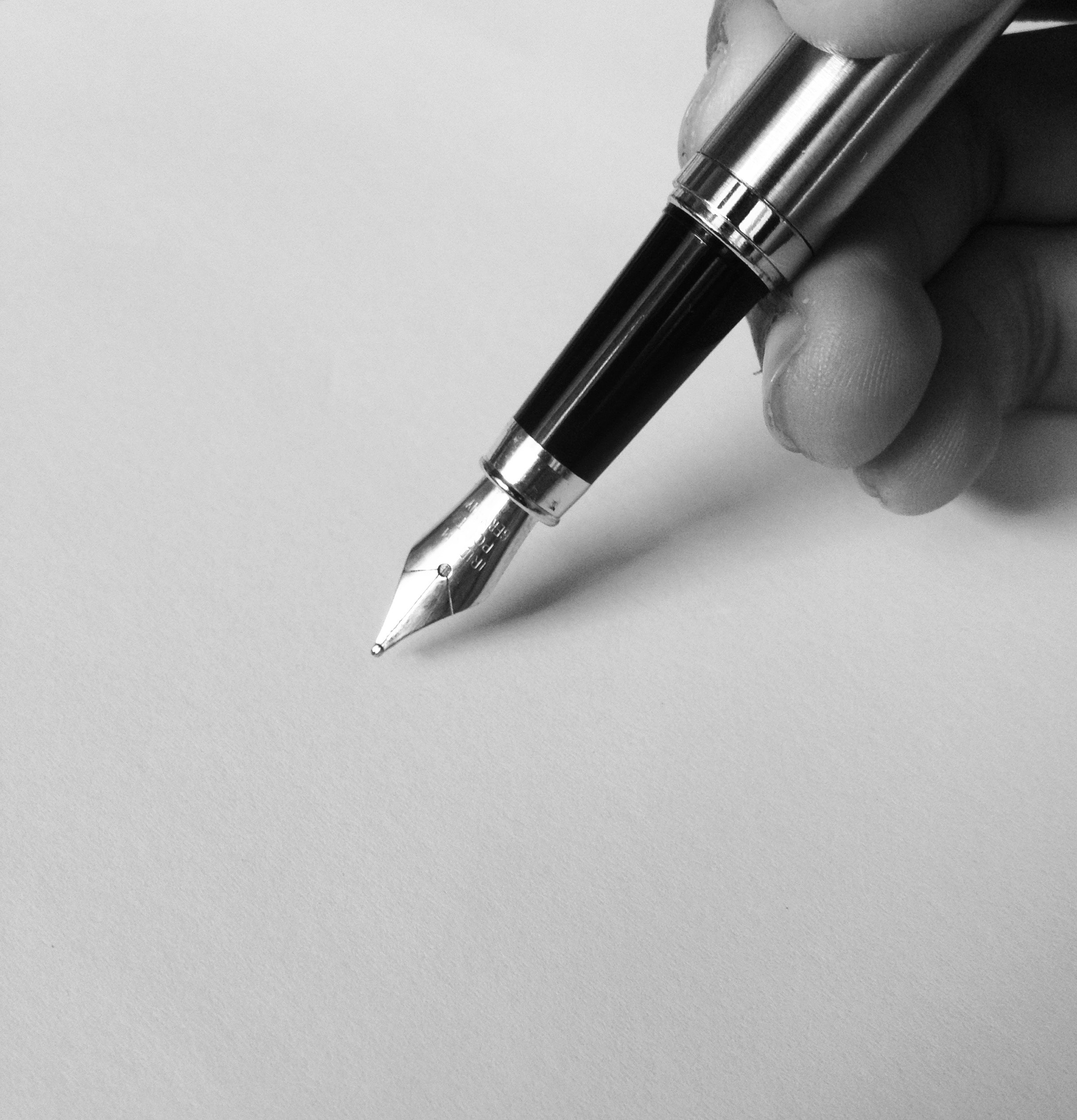 Caneta escrevendo sobre papel